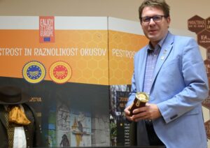 SLOVENSKI MED z zaščiteno geografsko označbo smgo